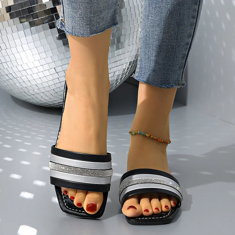 Klapki plażowe z kwadratowym noskiem, ozdobione kolorowymi kryształkami