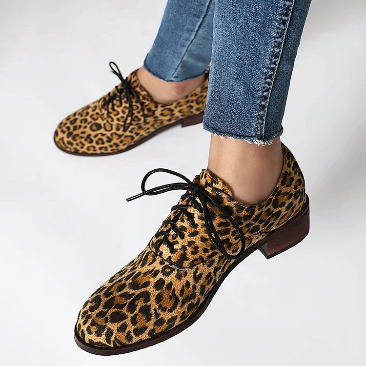 Oxfords con punta tonda, tacco basso e lacci, patchwork con stampa leopardata 