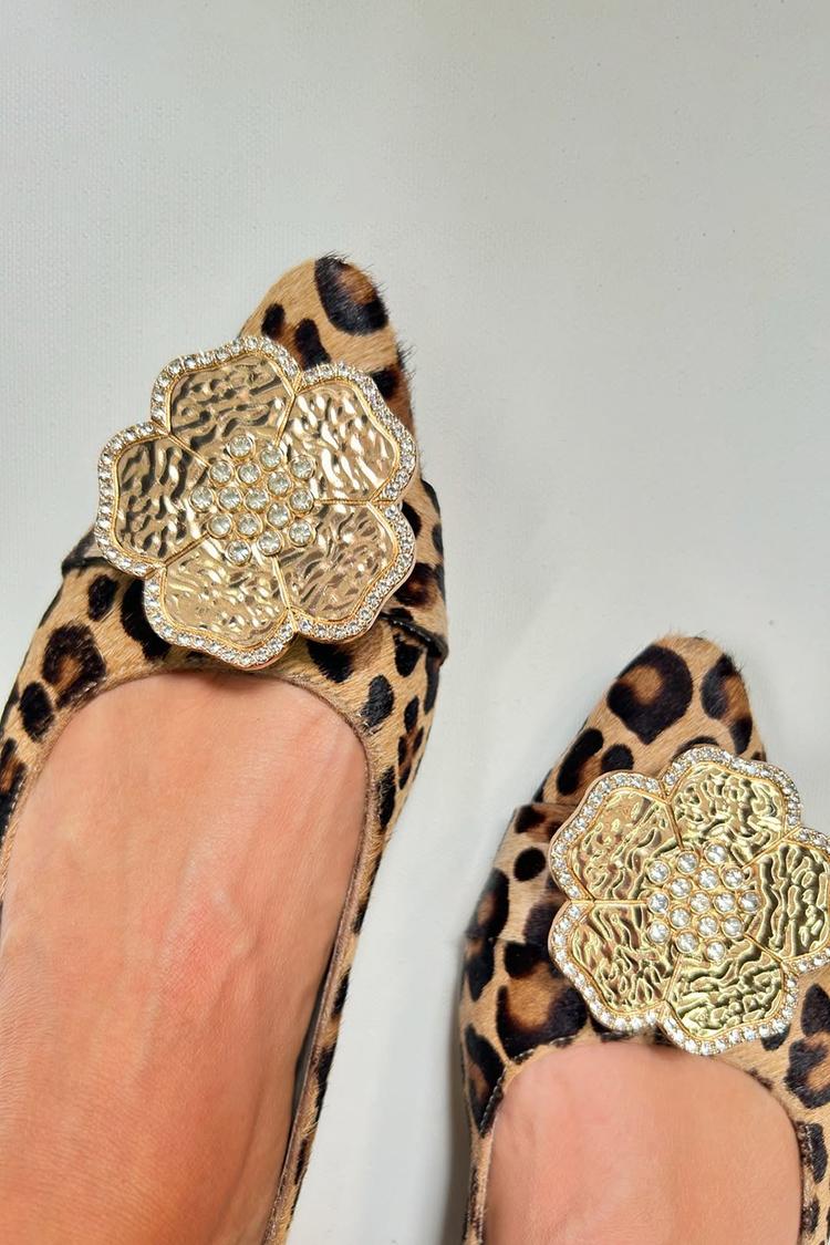 Zapatos planos con punta puntiaguda y estampado de leopardo con flores y diamantes de imitación 3D [Reserva]