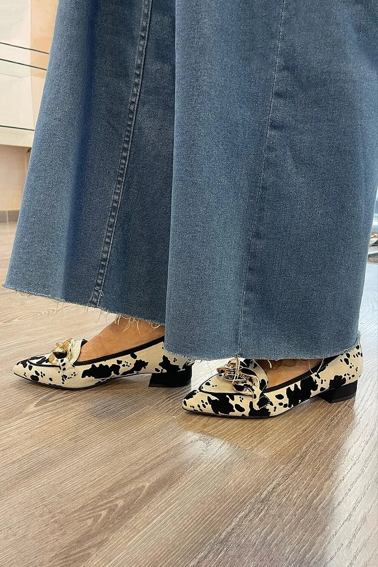 Beżowe mokasyny z metalowym łańcuchem i wzorem w krowie cętki, z ostrym noskiem [Przedsprzedaż]