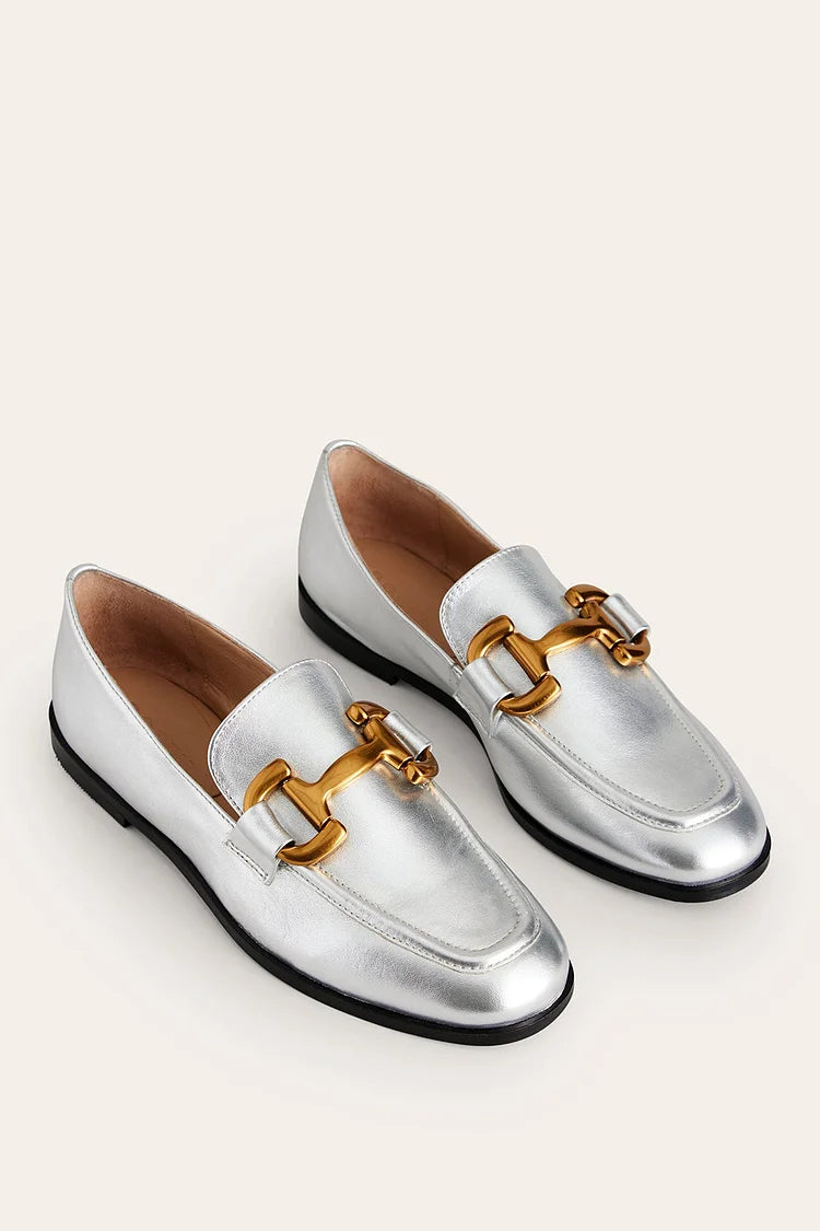 Metalowe dekoracyjne mokasyny z okrągłym noskiem i metalicznym połyskiem w kolorze srebrnym [Przedsprzedaż]
