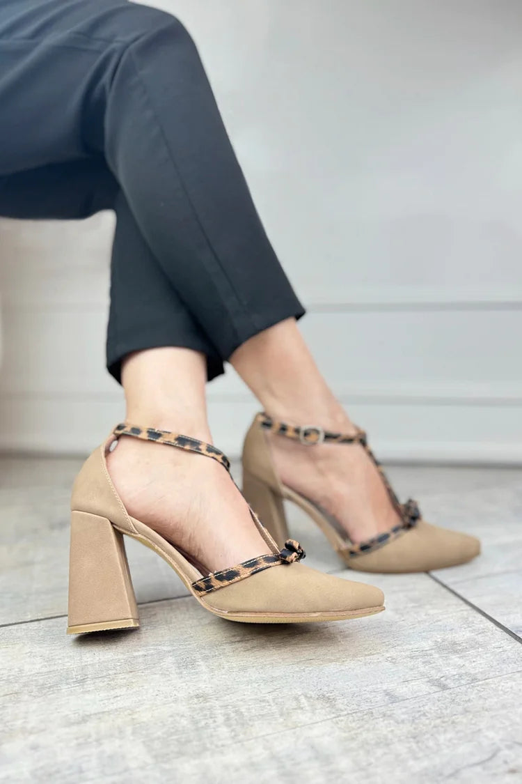 Scarpe con tacco grosso color cachi, con cinturino a T e fibbia, stampa leopardata [Pre-ordine]