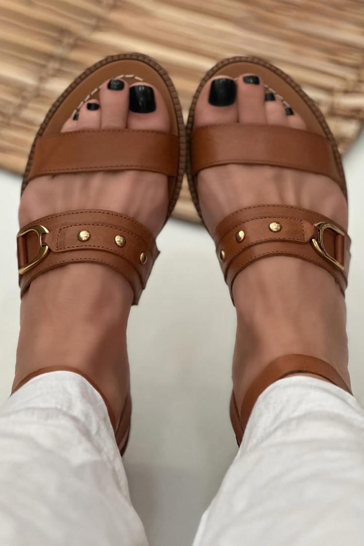 Sandali marroni con punta tonda, fibbia con cinturino alla caviglia e rivetti in metallo [Pre-ordine]