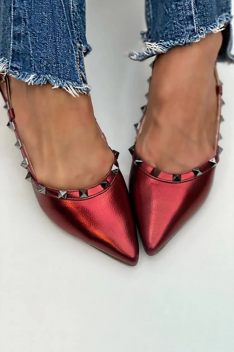 Zapatos planos rojos con tira trasera y puntera puntiaguda con decoración y tachuelas 