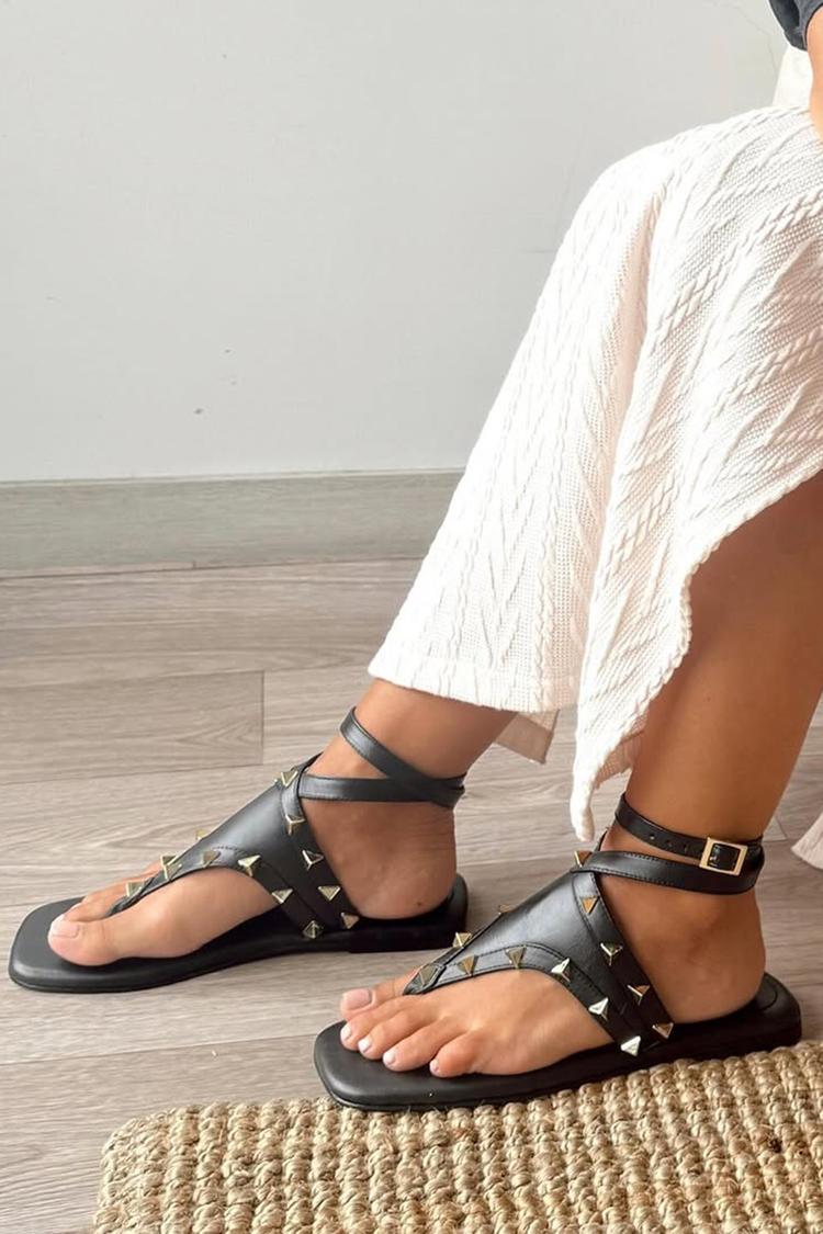 Sandali neri con punta quadrata, cinturino alla caviglia con fibbia e rivetti in metallo [Pre-ordine]