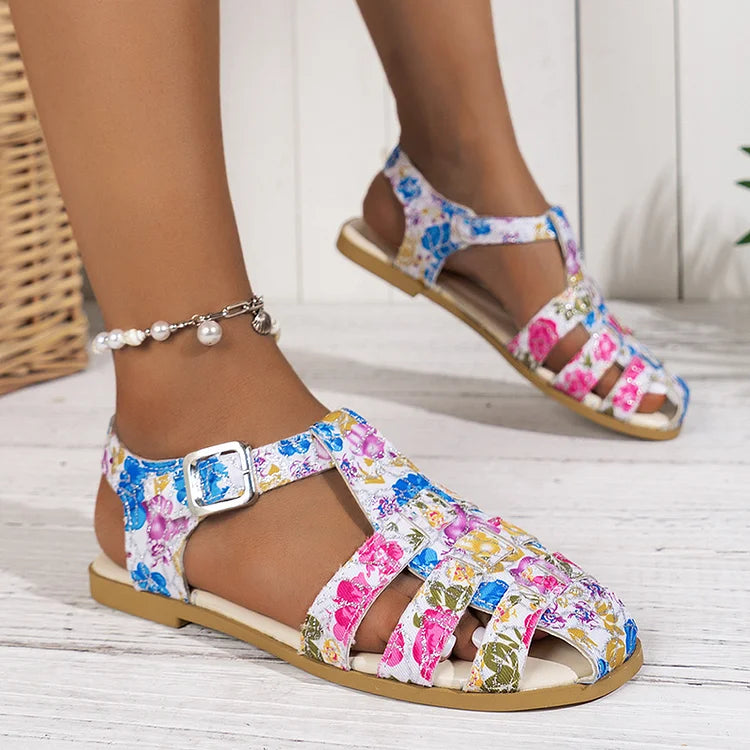 Sandalias con punta cerrada y hebilla con tiras ahuecadas con estampado floral de colores 