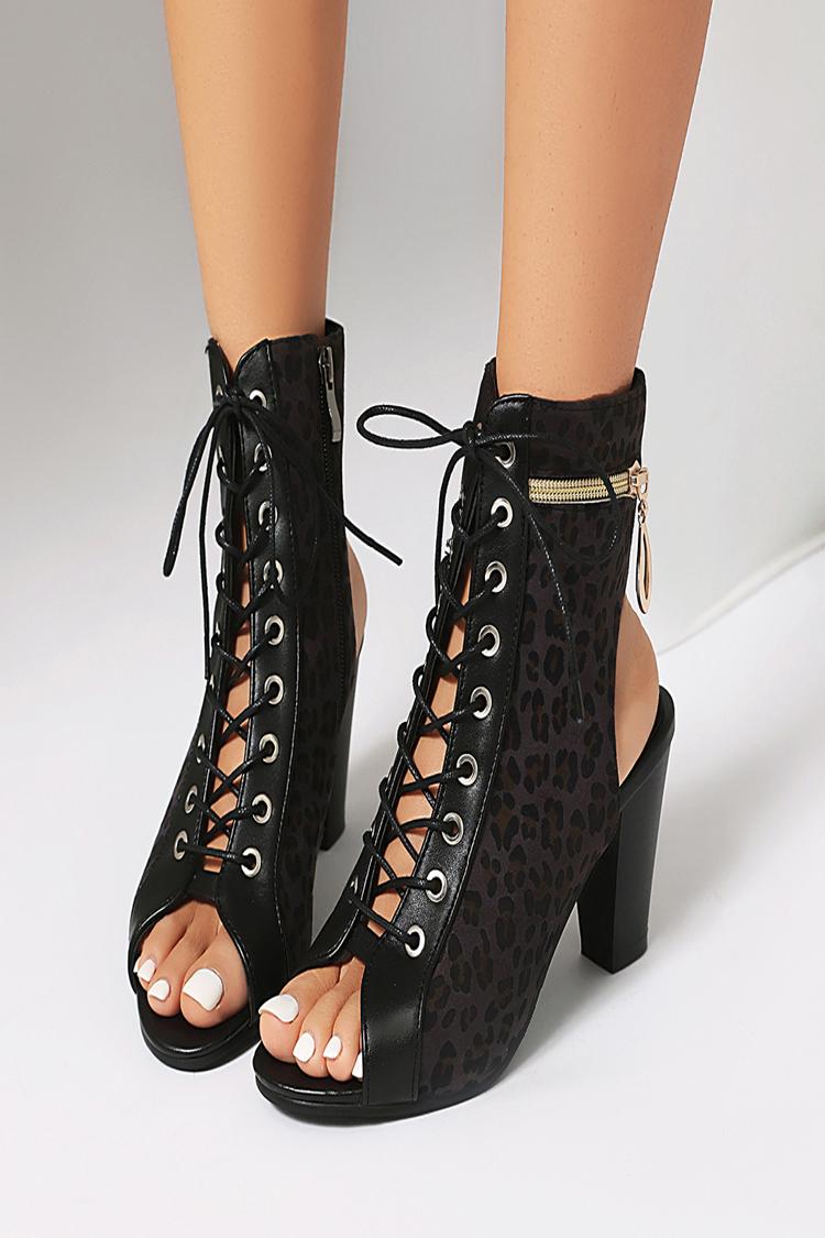 Sandali con cinturino posteriore, tacco grosso, lacci, punta aperta, cerniera e motivo leopardato 