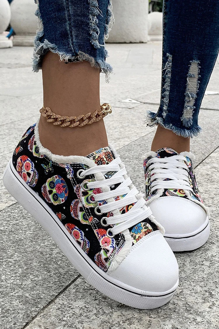 Zapatillas de lona con punta redonda y ribete de flecos y estampado de calaveras multicolor 