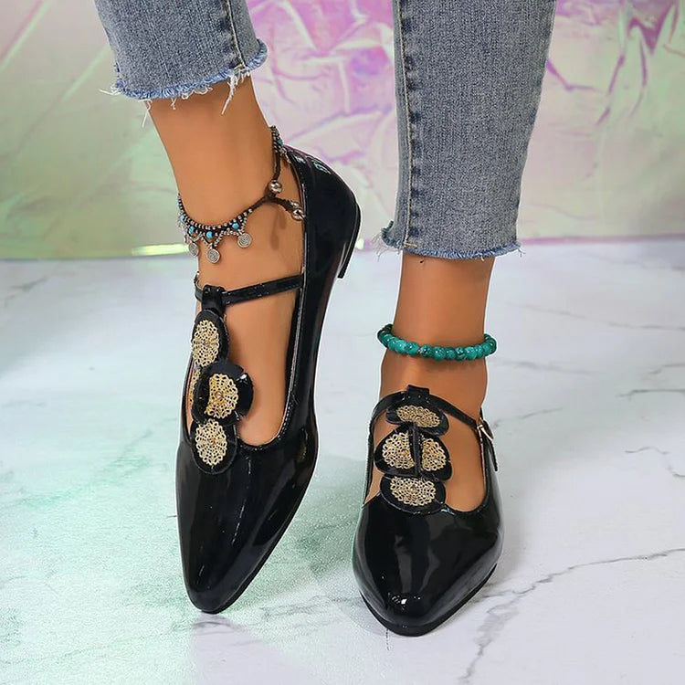 Zapatos planos con punta en punta, hebilla y tiras en T con decoración circular múltiple