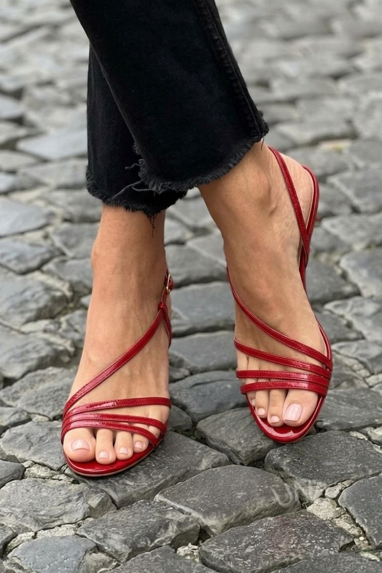 Sandali Slingback in Vernice Rossa Accesa con Fasce Multiple [Pre-ordine]