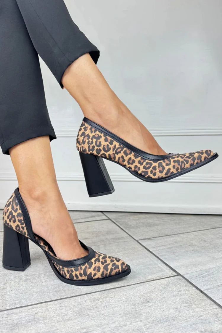 Scarpe col tacco a spillo con punta affilata e finiture a contrasto con stampa leopardata [Pre-ordine]