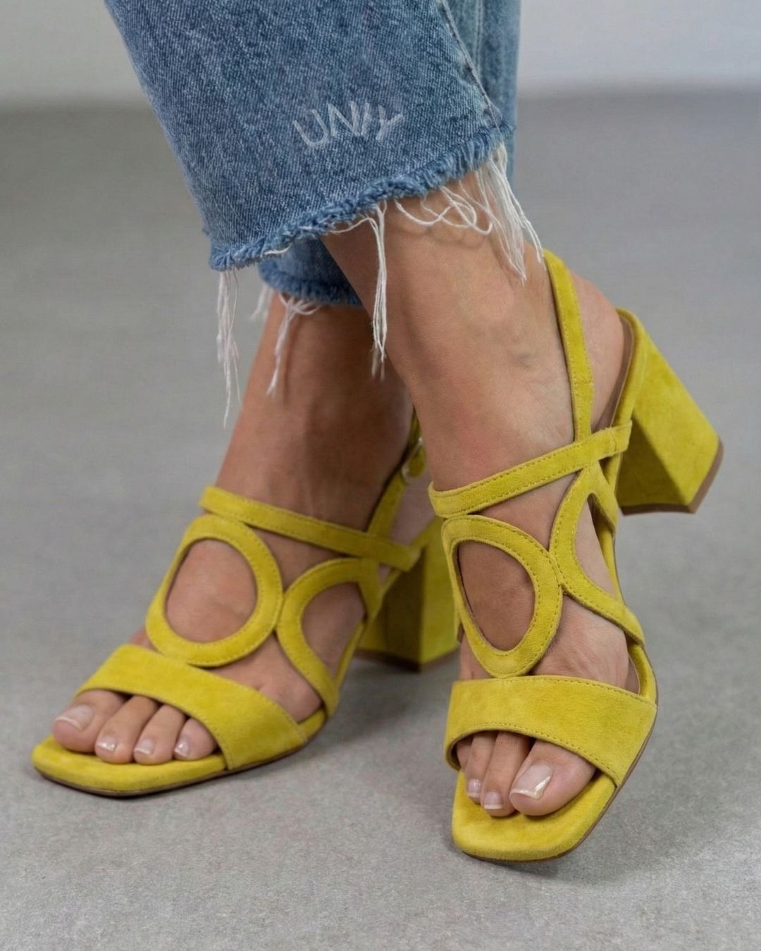 Sandalias de tacón de bloque con recortes geométricos de ante sintético amarillo