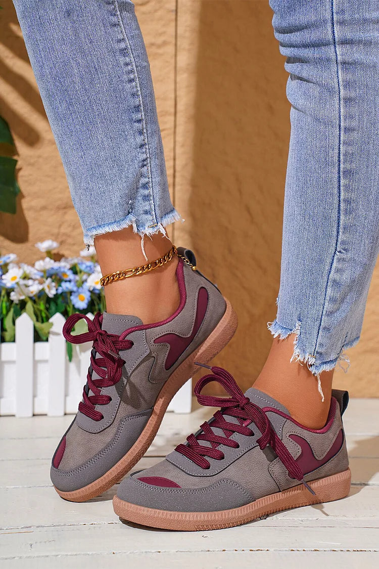 Sneakers casual con lacci, punta rotonda e suola morbida, a blocchi di colore