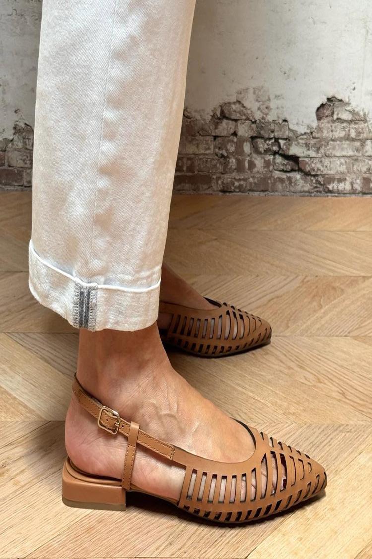 Ażurowe baleriny na płaskim obcasie z odkrytą piętą i szpiczastym noskiem w jasnobrązowym kolorze [Przedsprzedaż]