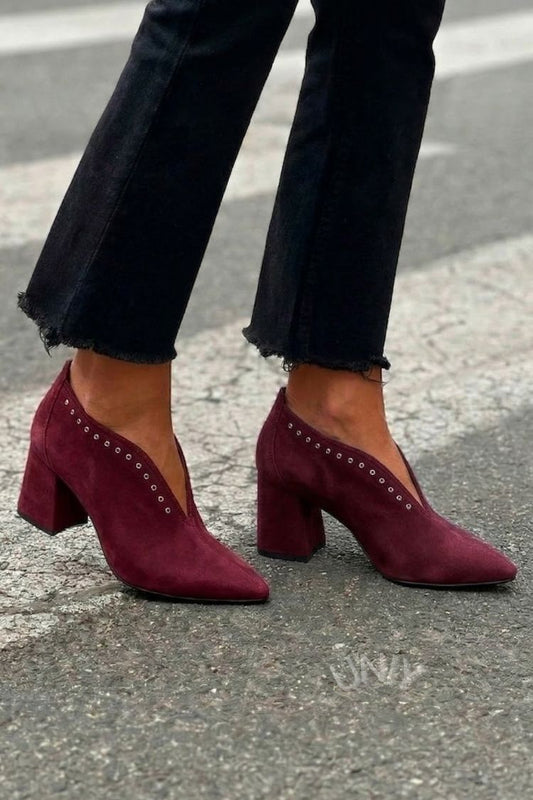 Elegantes tacones de bloque con empeine en V, de imitación de gamuza de color liso y con tachuelas [Preventa]