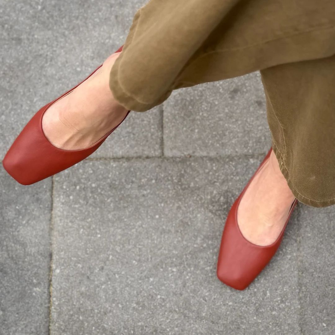Sapatilhas Minimalistas Vermelho Tijolo em Couro PU com Bico Quadrado [Pré-venda]