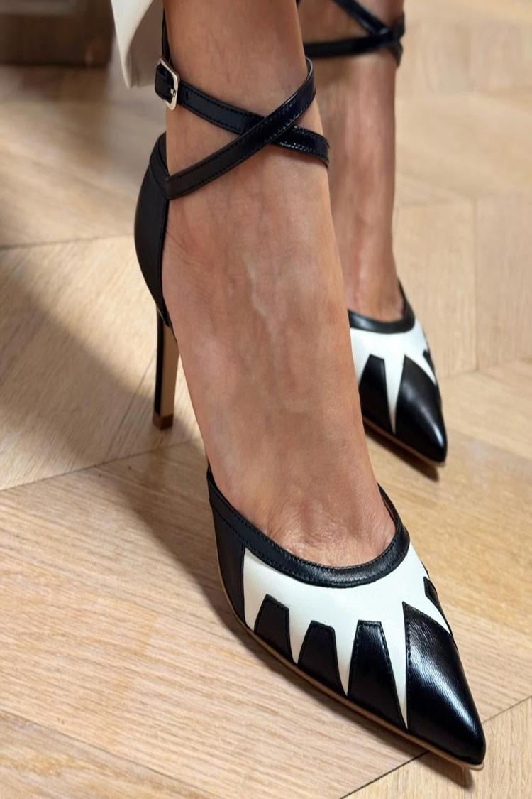 Tacones de aguja negros con hebilla y tiras cruzadas en punta y bloques de color [Reserva]