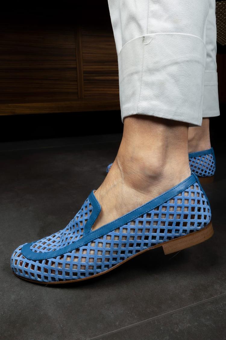 Ażurowe mokasyny z okrągłym noskiem w kolorze niebieskim z łączonych materiałów [Przedsprzedaż]