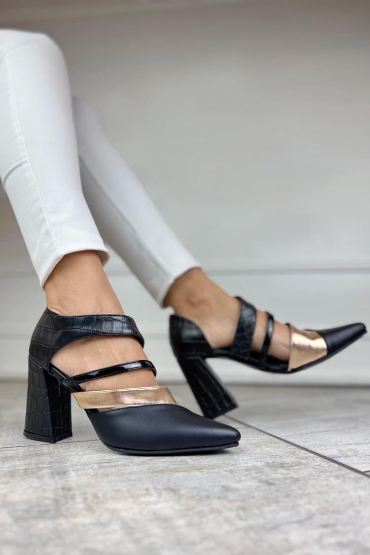 Scarpe con tacco grosso nere a punta, asimmetriche e con cutout colorblock [Pre-ordine]
