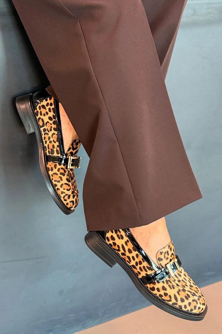 Mocasines de punta redonda con hebilla y estampado de leopardo en color camello [pedido por adelantado] 