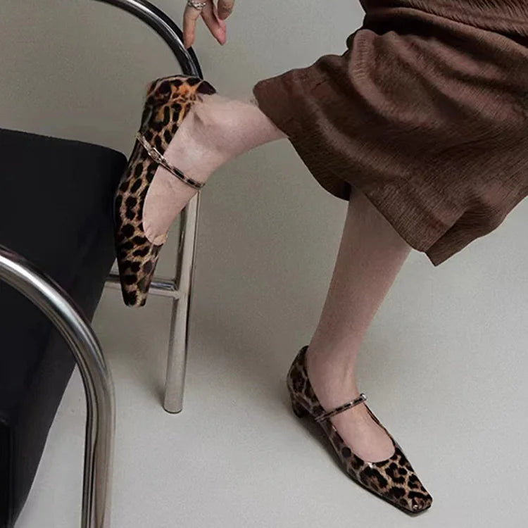 Eleganti tacchi a spillo con cinturino sul collo del piede e fibbia a punta quadrata 