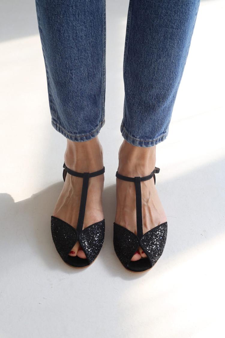 Glänzende T-Riemen Schnallen Peeptoe Schwarze Sandalen [Vorbestellung]