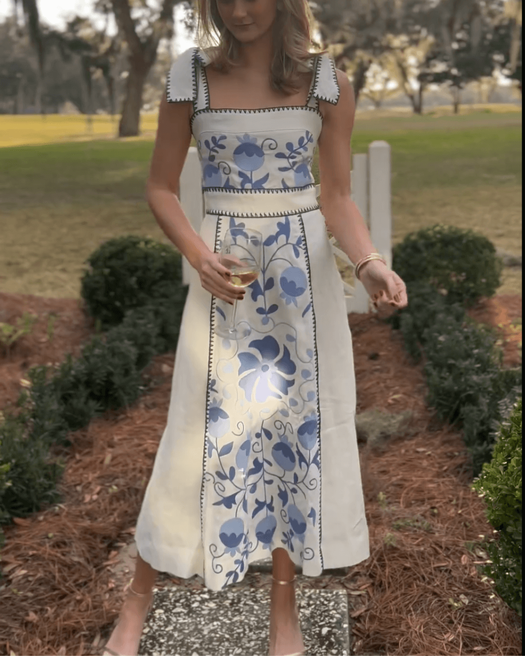 Vestido feminino com estampa floral em camadas