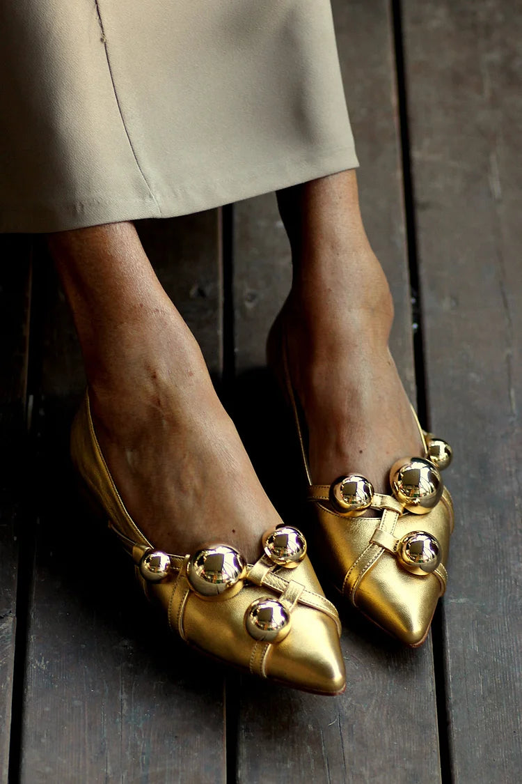 Scarpe basse dorate con punta affilata e rivetti rotondi lucidi metallici [Pre-ordine]