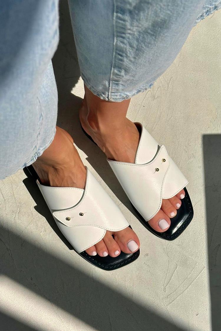 Pantofole casual bianche con punta quadrata e rivetti in metallo tinta unita [Pre-ordine]