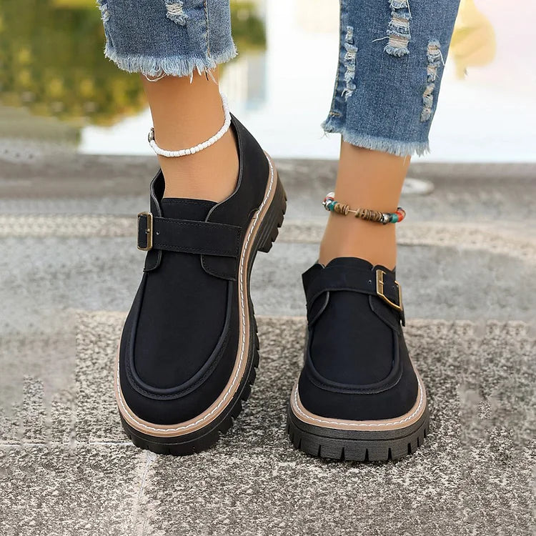 Paski z klamrą w stylu patchwork, mokasyny z okrągłym noskiem w jednolitym kolorze