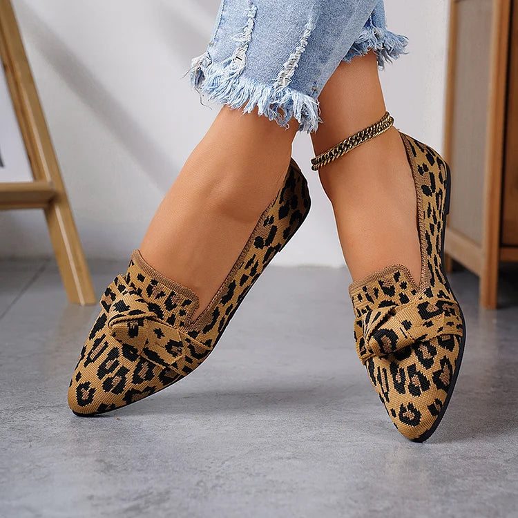 Zapatos planos con punta puntiaguda y nudo con estampado de leopardo 