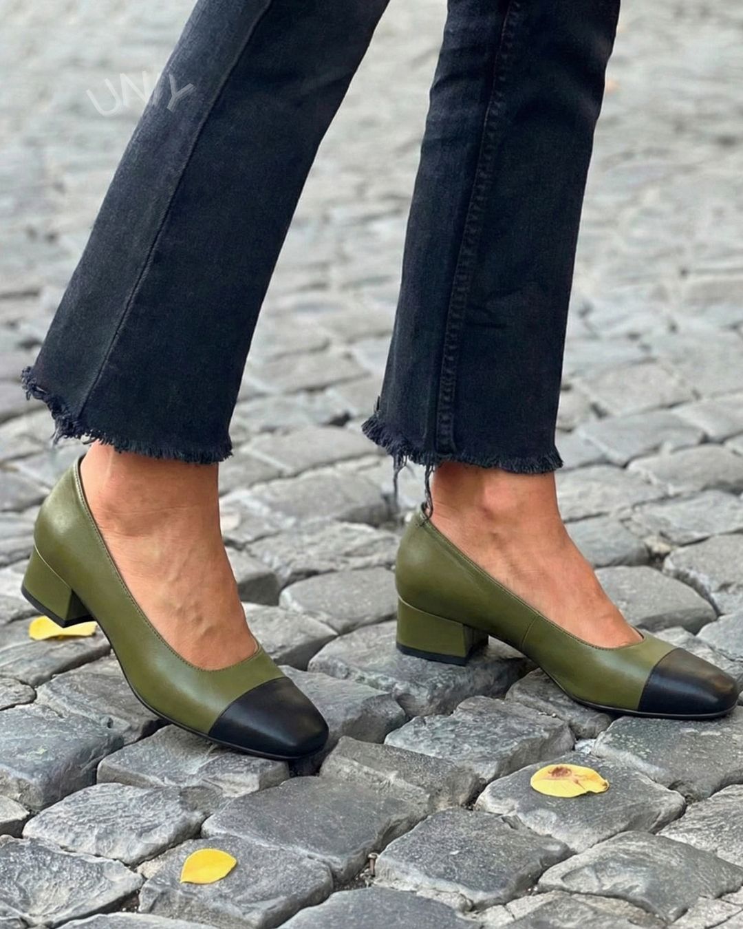 Décolleté con tacco a blocco e punta quadrata color block verde e nero [Pre-ordine] 