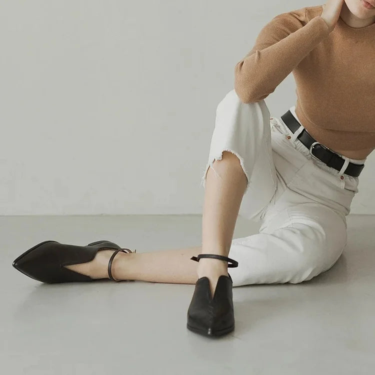 Ballerine nere con punta a punta e cinturino alla caviglia a V [Pre-ordine]