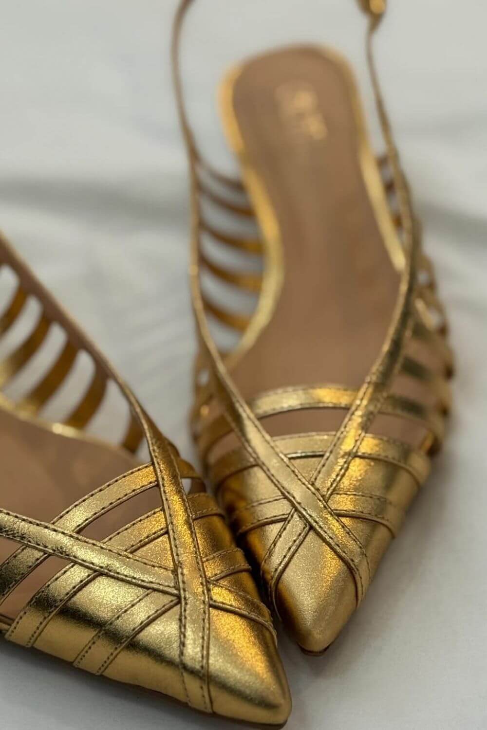 Ballerine slip-on con punta a punta e cinturino, ritagli dorati [Pre-ordine]