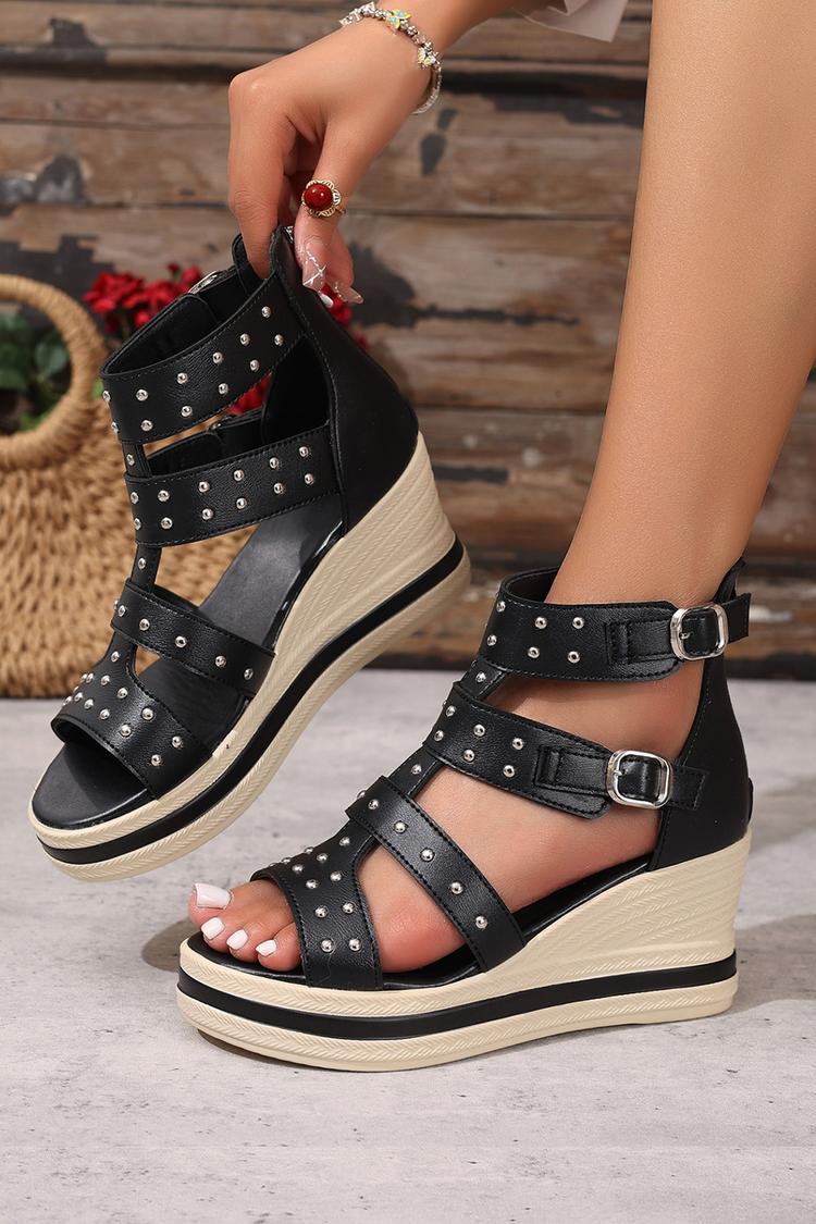 Sandali con zeppa, punta tonda, fibbia e cinturino alla caviglia decorati con rivetti metallici 