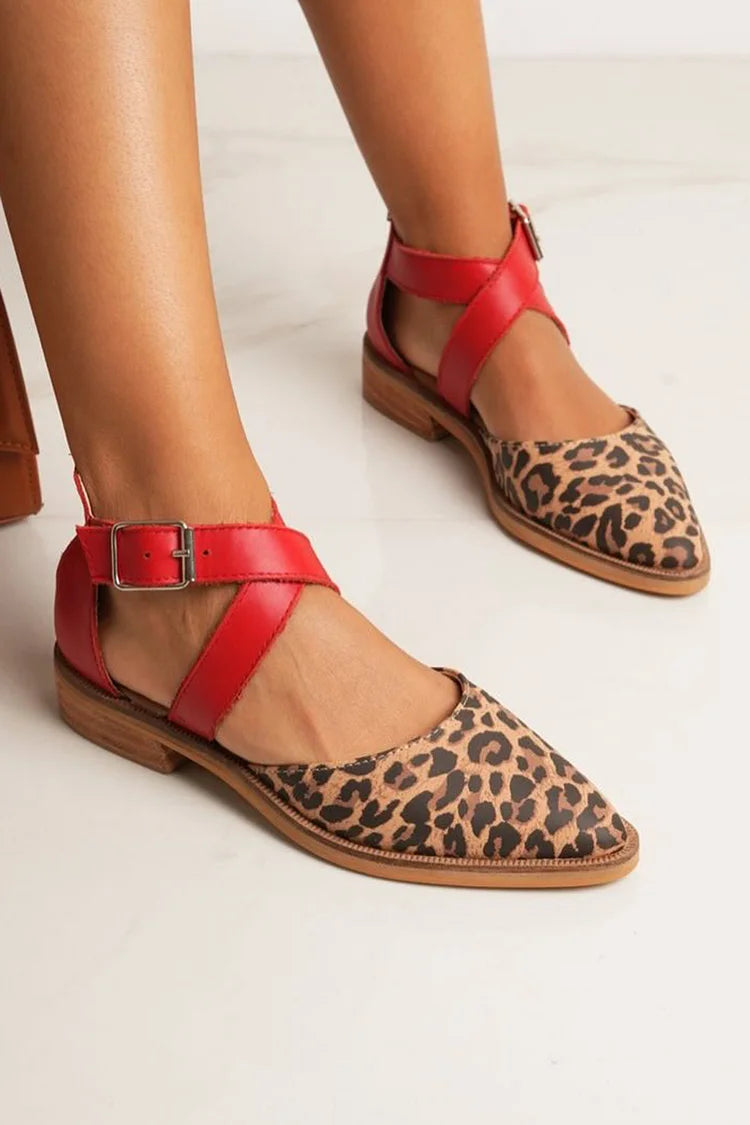 Ballerine con punta affilata, fibbia con cinturino incrociato e stampa leopardata [Pre-ordine]
