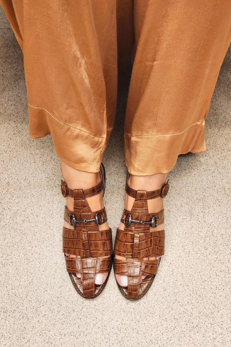 Sandali marroni con stampa coccodrillo e decorazioni in metallo traforato [Pre-ordine]