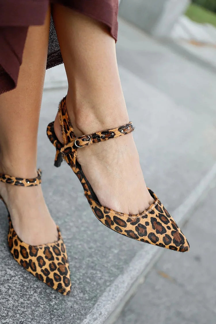 Tacones de aguja color caqui con tira trasera y punta puntiaguda y estampado de leopardo