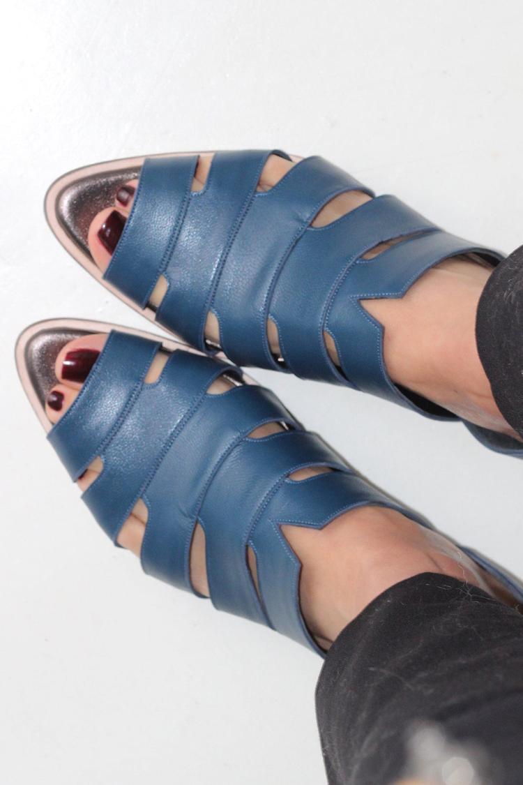 Sandales décontractées bleu marine à bout pointu uni évidé [Précommande]