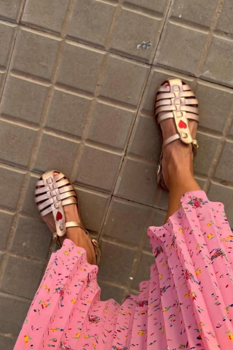 Sandali con punta tonda traforata, cinturino a T e fibbia color champagne [Pre-ordine]