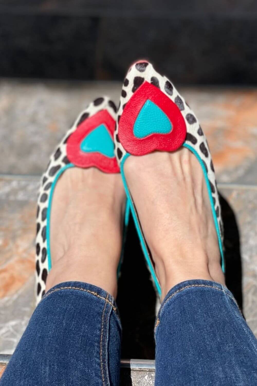 Scarpe con tacco a blocco in similpelle con stampa mucca e dettagli a forma di cuore [Pre-ordine]