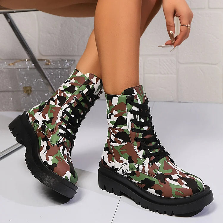 Mittelhohe Schnürstiefel mit Camouflage-Print und runder Zehenpartie und klobigem Absatz