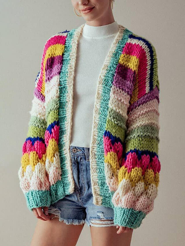 Bunt gestreifte Strickjacke aus grobem Strick