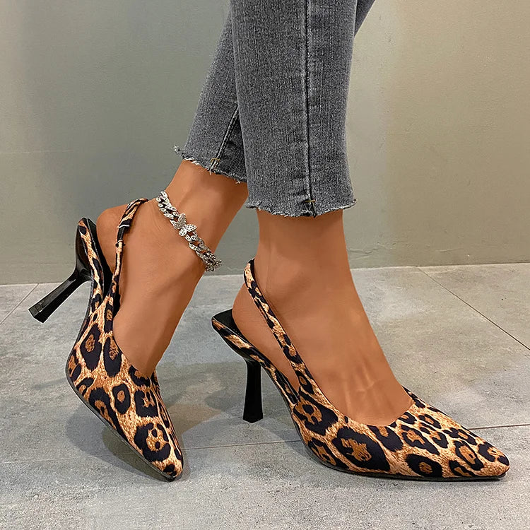 Tacones de aguja elegantes con punta puntiaguda y estampado de leopardo 