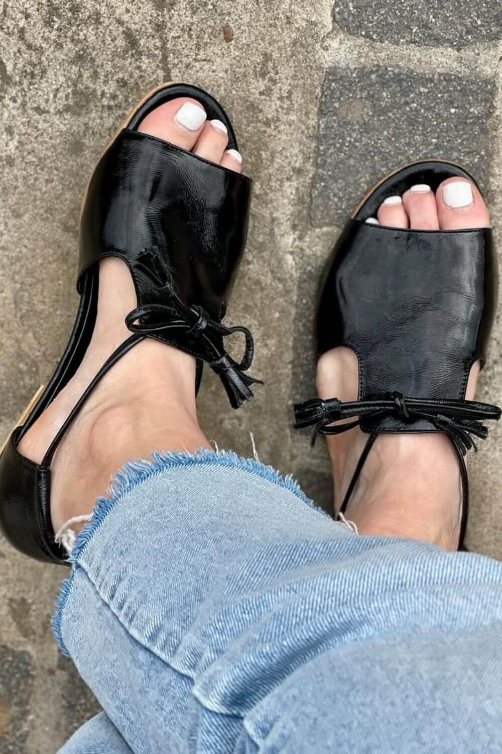 Ballerine con cinturino posteriore e nappe ritagliate in vernice nera [Pre-ordine]