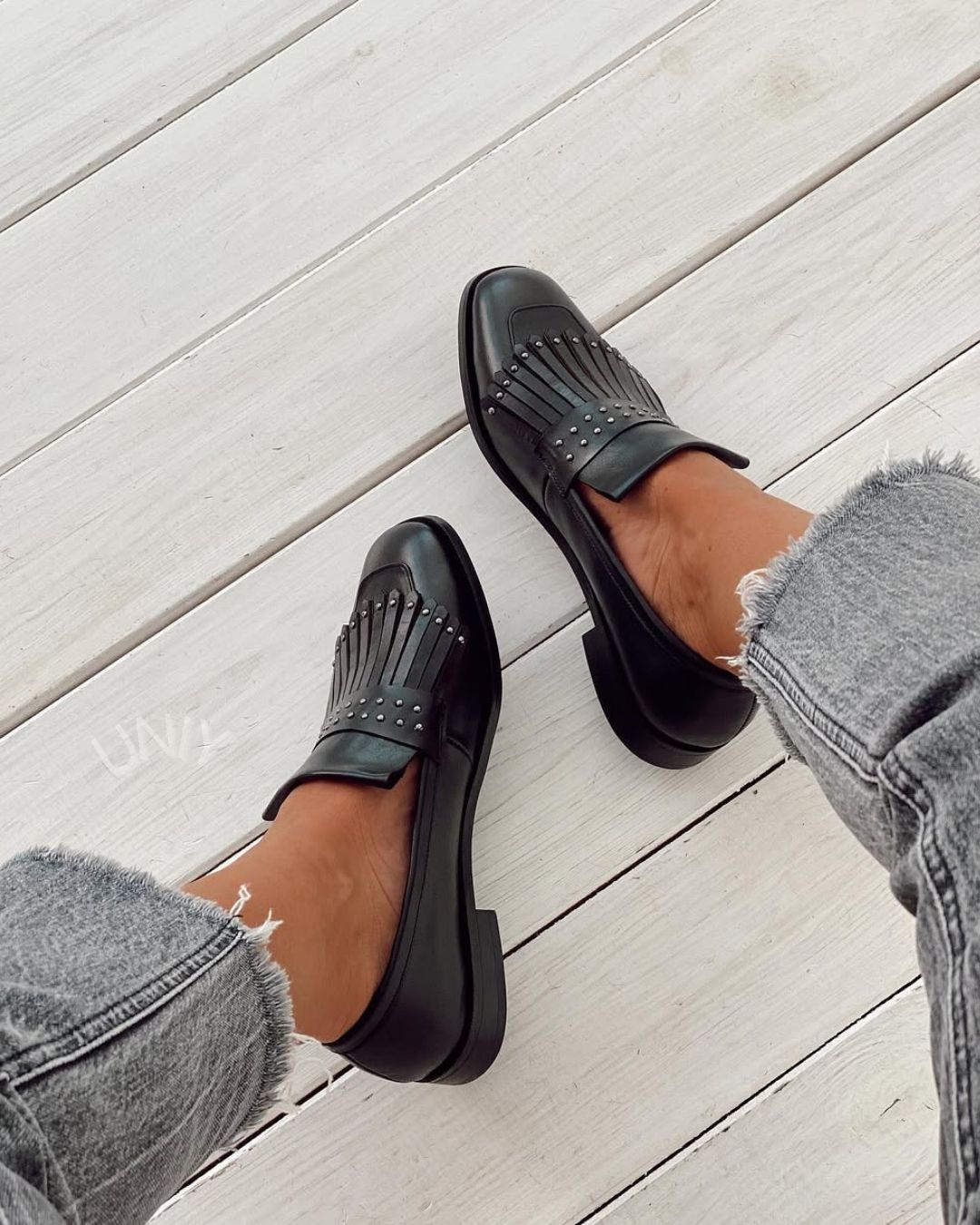Mocassin épais à enfiler à bout carré clouté avec franges noires [Précommande]