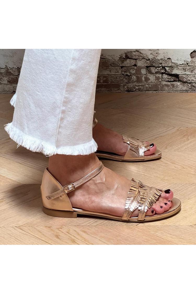 Sandali color champagne con punta tonda, cinturino alla caviglia e fibbia metallizzata [Pre-ordine]