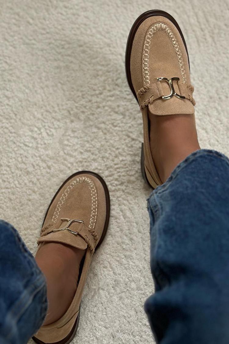 Loafer mit Rundzehen in Khaki mit Metallverzierung und Nahtdetail [Vorbestellung]