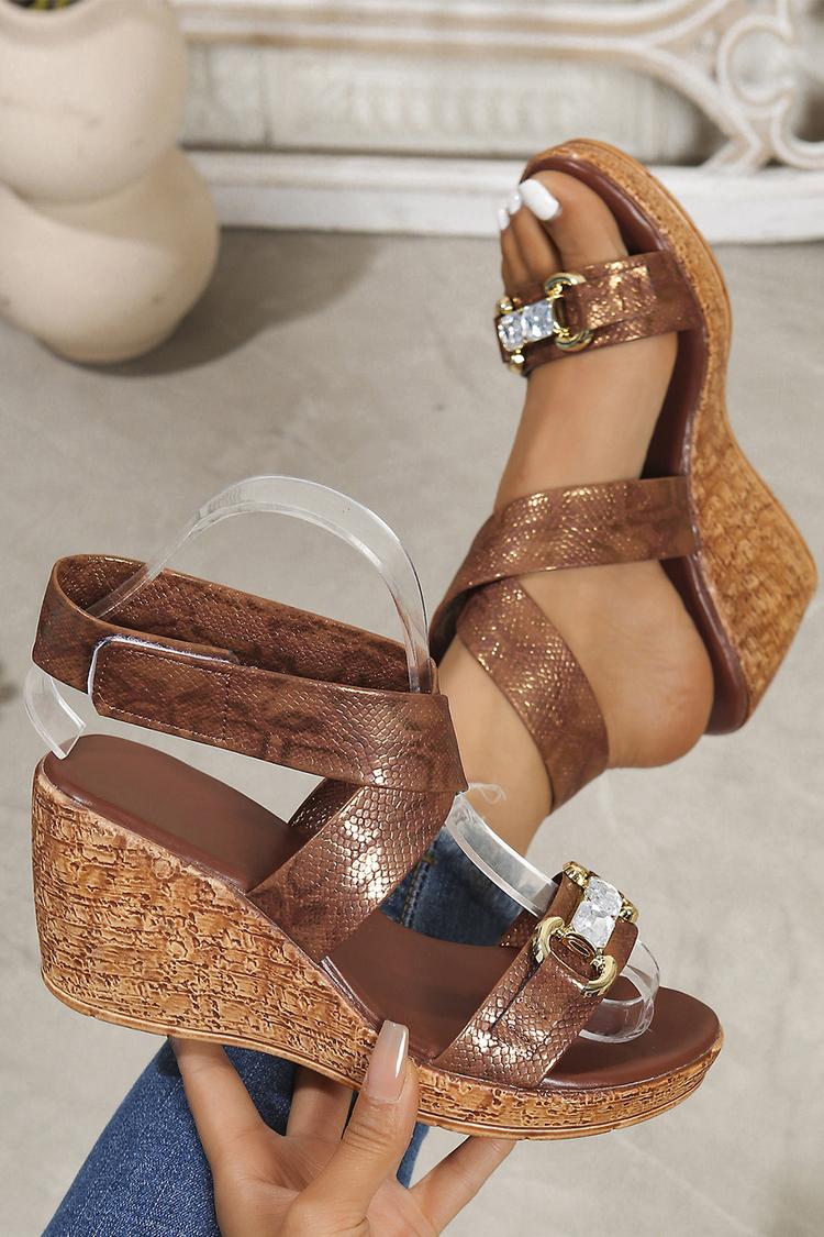 Sandali con zeppa, punta tonda, cinturino alla caviglia con stampa serpente e decorazioni in strass 