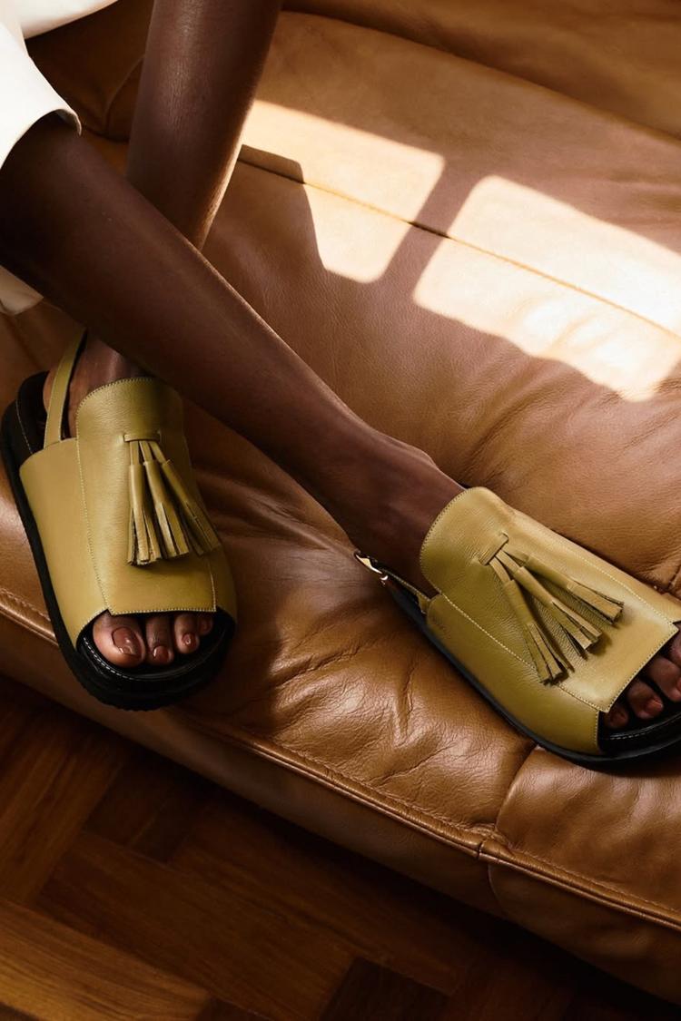 Sandales vertes à bout rond unies avec décor à pampilles [Précommande]